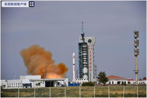 미국 유인우주선 쏜 날 중국도 위성 2기 실은 로켓 발사