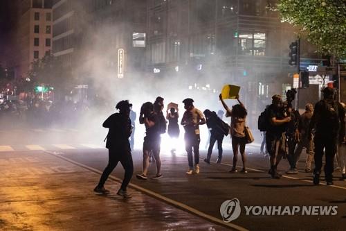 '화염과 분노' 휩싸인 미 심장부…대통령교회 불·트럼프 벙커로