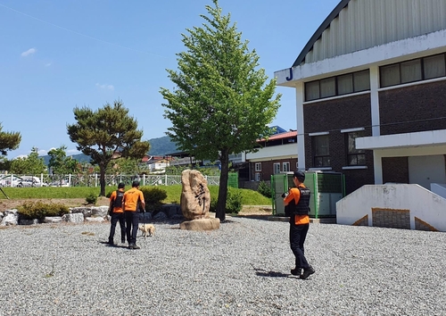 충주 고등학교서 떠돌이개 학생 공격…6명 부상(종합)