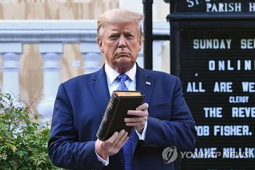 트럼프 "폭동 저지 위해 군 동원"…최루탄속 회견 '초강경 대응'