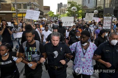 미 8일째 흑인 사망 항의집회…"폭력행위 줄고 시위는 늘어"