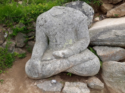 "청와대 녹지원 석불과 쌍둥이?" 경주 남산서 불상 머리 발견