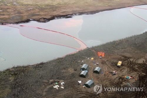 러시아 발전소서 경유 2만t 유출…붉게 변해버린 강물