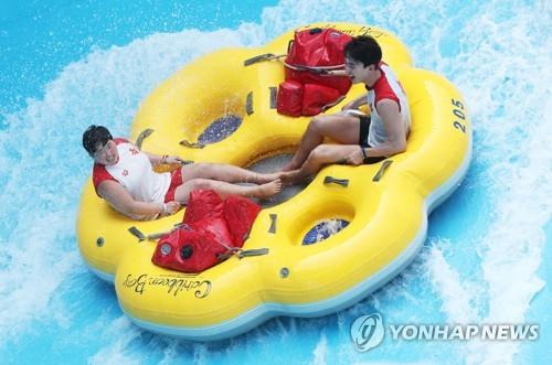 6인용 튜브에 최대 3명 탑승…워터파크도 거리 두기