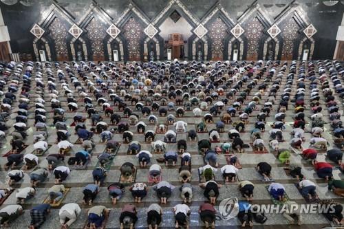 자카르타 '코로나 준봉쇄' 완화 앞서 모스크부터 재개방