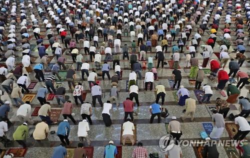 자카르타 '코로나 준봉쇄' 완화 앞서 모스크부터 재개방