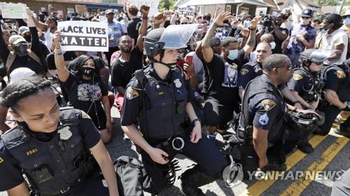 '흑인 사망' 미 미니애폴리스, 경찰관에 목 조르기 "금지"