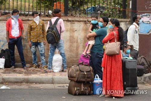 코로나 폭증 공포에…남아시아 한인 3분의 1 귀국 짐 쌌다