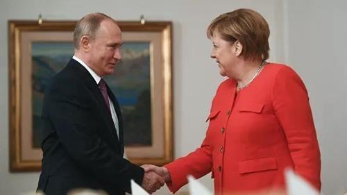 푸틴-메르켈 통화…"코로나19, 우크라·리비아 사태 등 논의"