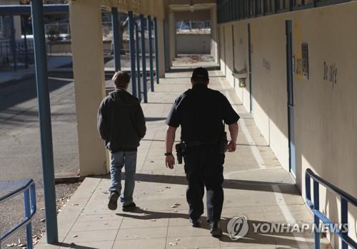 '교정의 수호자에서 애물단지로'…미 학교 경찰도 속속 퇴출