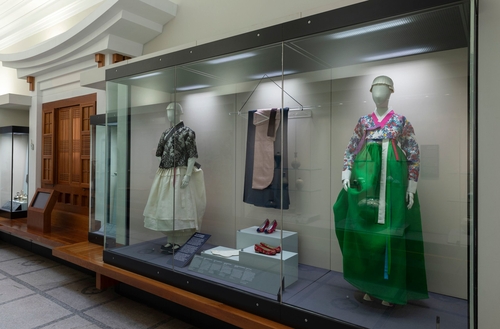 '세계 최대 공예 미술관' 런던 V&A 박물관, 한국 전시 강화한다