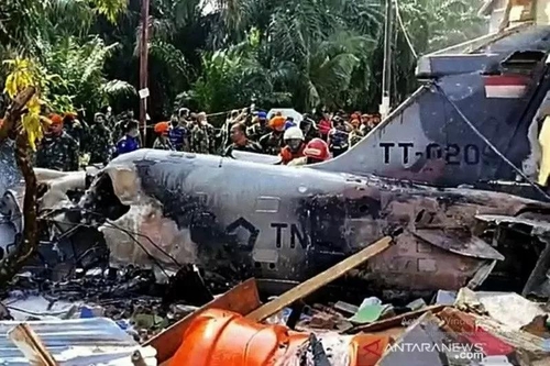 인도네시아서 호크 전투기 주택가에 추락…조종사 비상 탈출
