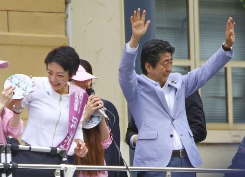 '돈 선거' 의혹 아베 측근 국회의원 부부 자민당 탈당