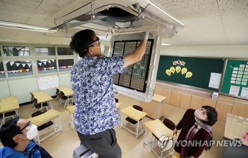 올여름 유난히 덥다는데…찜통교실 '마스크 수업' 어쩌나