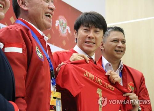 신태용 "인니 축구協 싸움 원치 않아…여건되는 곳서 훈련 희망"