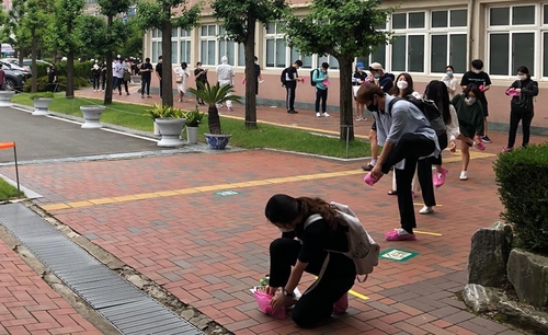 석달만에 치러진 소방공무원 시험…마스크, 라텍스장갑끼고 응시