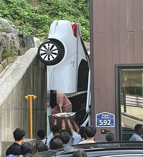 임신부 탄 차량 건물과 옹벽 사이로 추락…무사히 구조돼