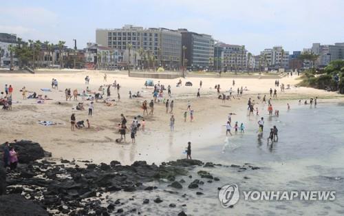 때 이른 폭염에 피서 행렬…유명 산·해수욕장 인파 북적
