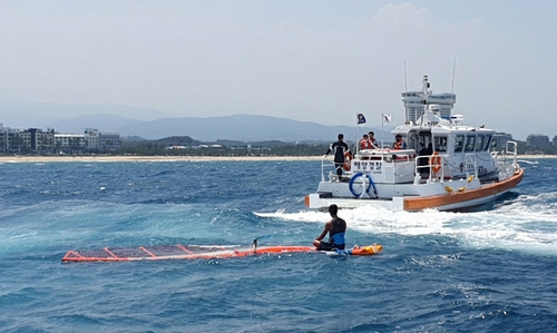 동해해경, 목뼈 다쳐 경포해변 표류하던 20대 서퍼 구조