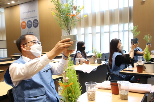 [게시판] 포스코인터, 중도입국 청소년들에게 꽃꽂이 활동 재능기부