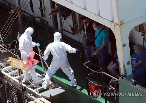 "집단 감염 러시아 화물선 前선장 고열로 1주일 전 하선"