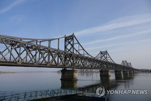 코로나19로 막힌 북중교역 열렸나…38노스 "접경 트럭 증가"