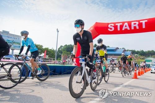 구름 많고 후텁지근한 주말 휴일…바다로, 산으로 탈출