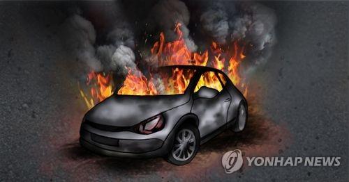경북 영천 도로서 승용차 불…1명 숨져