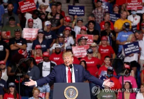 '유세 꽉차 보이려고?'…좌석 거리두기 표시 떼어낸 트럼프 캠프