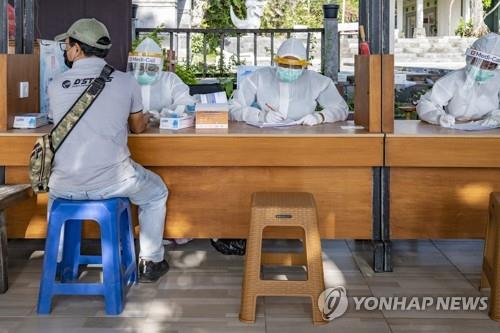 조코위 "코로나 위기의식 부족…장관 교체·기관 해체 경고"