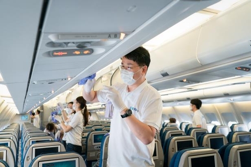 조원태 "안전한 비행 최우선"…임직원과 함께 기내 소독