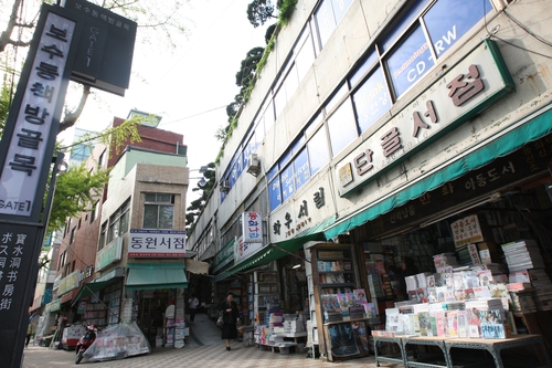 옛 명성 회복은커녕 다시 위기…부산 보수동 책방골목