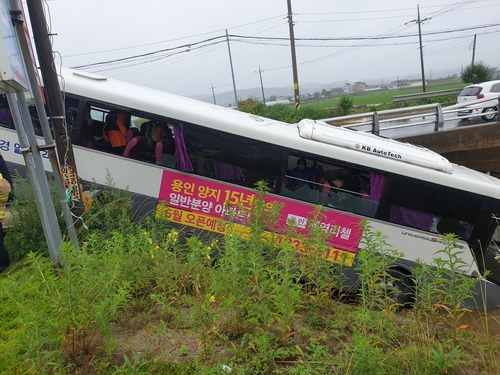 진천서 관광버스 3m 제방 아래로 추락…7명 경상