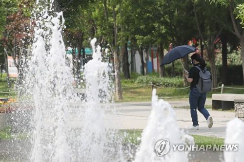 '분수대 수질 깨끗할까' 환경부, 물놀이형 수경시설 안전 점검
