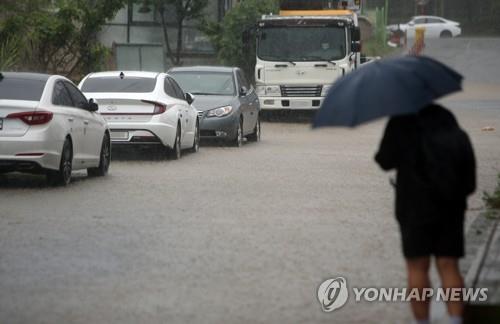 폭우 쏟아진 강릉서 20대 남성 실종 신고…소방, 수색 중