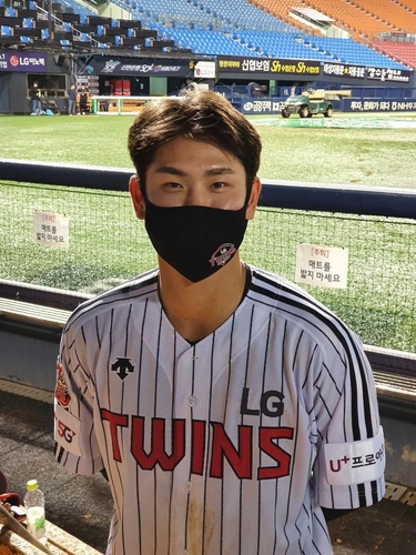LG 홍창기 "데뷔 첫 홈런이 야구 인생 첫 끝내기"