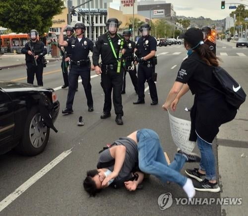 美 흑인사망 유혈사태 악화..."52년만의 동시 통금령"