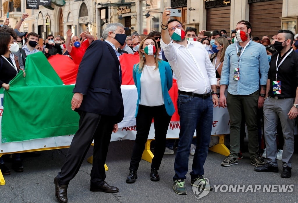 이탈리아 극우 수백명 모여 반정부 집회…"마스크도 안써"
