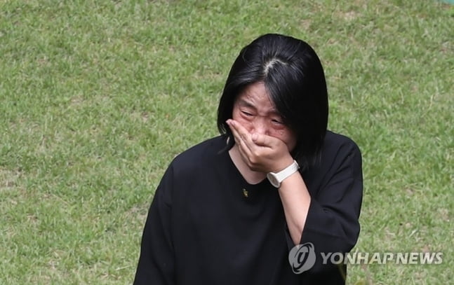 "기자·검찰이 괴롭혀" 윤미향, 쉼터소장 죽음에 분노