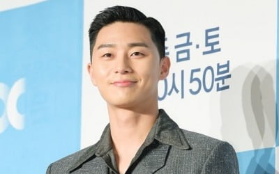 박서준, 골드버튼 받았다…구독자 100만 돌파 '유튜버 클라쓰'