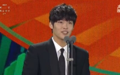 '백상예술대상' 강하늘, 최우수연기상 "동백씨 고마워요"