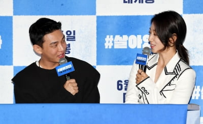 [TEN 포토] '#살아있다' 유아인-박신혜 '영화관 밝히는 미소'