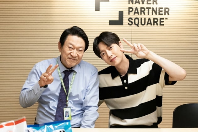 배우 김응수(왼쪽)와 박해진/ 사진=스튜디오HIM 제공