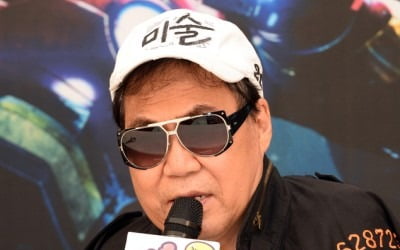 조영남, 5년 만에 사기 혐의 벗었다…대법원 '그림 대작' 무죄 판결[종합]
