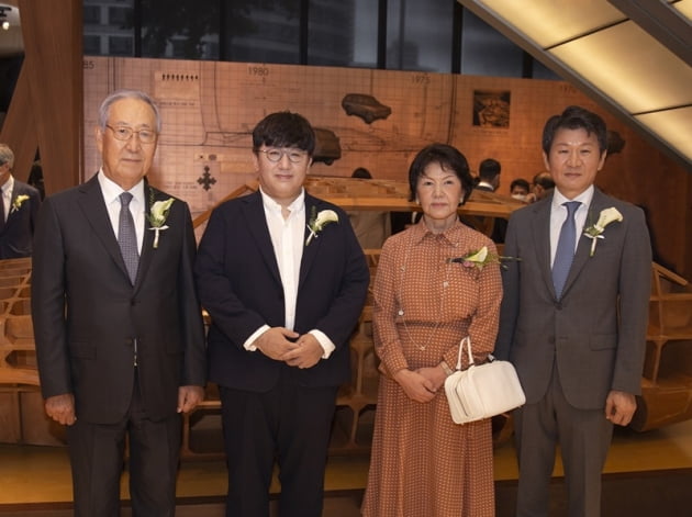 방시혁(왼쪽에서 두번째) / 사진 = 포니정재단 제공