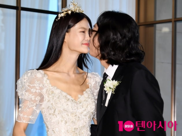 [TEN 포토] 김경진-전수민 결혼식 '사랑이 넘치는 키스'