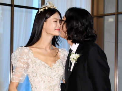 [TEN 포토] 김경진-전수민 결혼식 '사랑이 넘치는 키스'