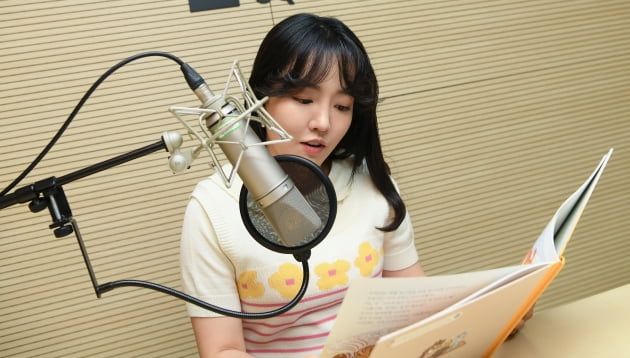 '스타책방'에 재능기부로 참여한 가수 윤하가 동화책을 직접 읽어주고 있다./ 사진=이승현 기자
