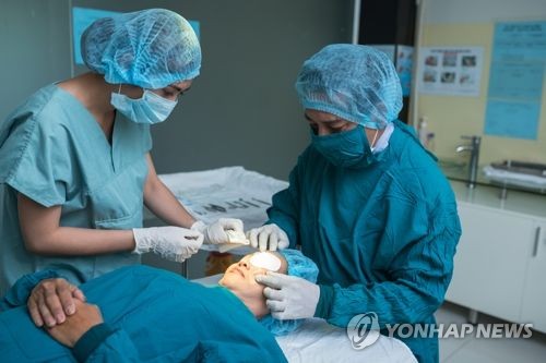 40·50대 백내장 수술 급증…"'젊은' 수정체 적출 우려"