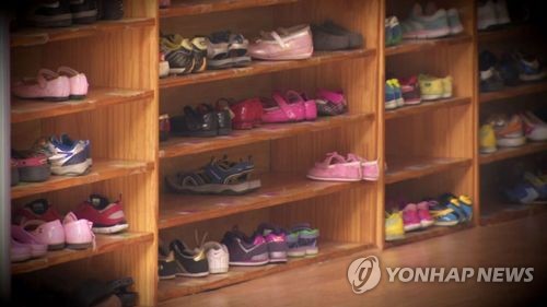 우는 아이 연령 다른 반에 둔 어린이집 원장…법원 "학대 아냐"